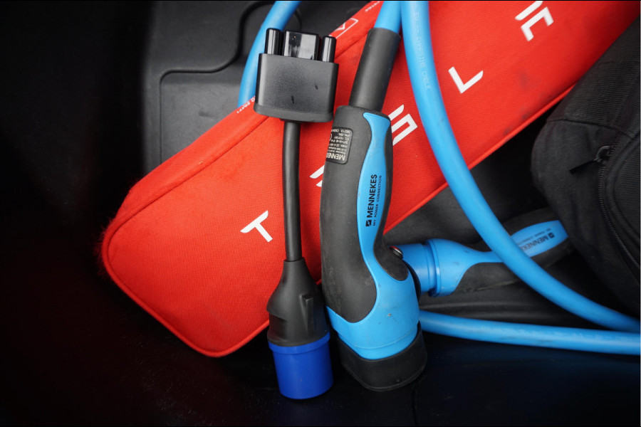 Tesla Model 3 Long Range AWD 75 kWh Dual Motor | Nederlandse BTW auto | 351 pk | Panorama | Auto Pilot | Leer | Electrische stoelen met memory en verwarming | 19inch sportvelgen