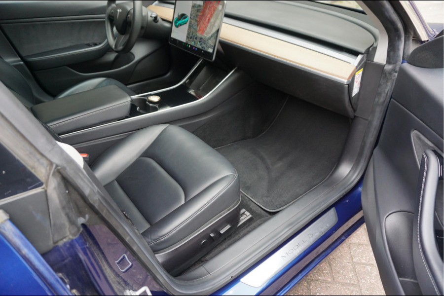 Tesla Model 3 Long Range AWD 75 kWh Dual Motor | Nederlandse BTW auto | 351 pk | Panorama | Auto Pilot | Leer | Electrische stoelen met memory en verwarming | 19inch sportvelgen