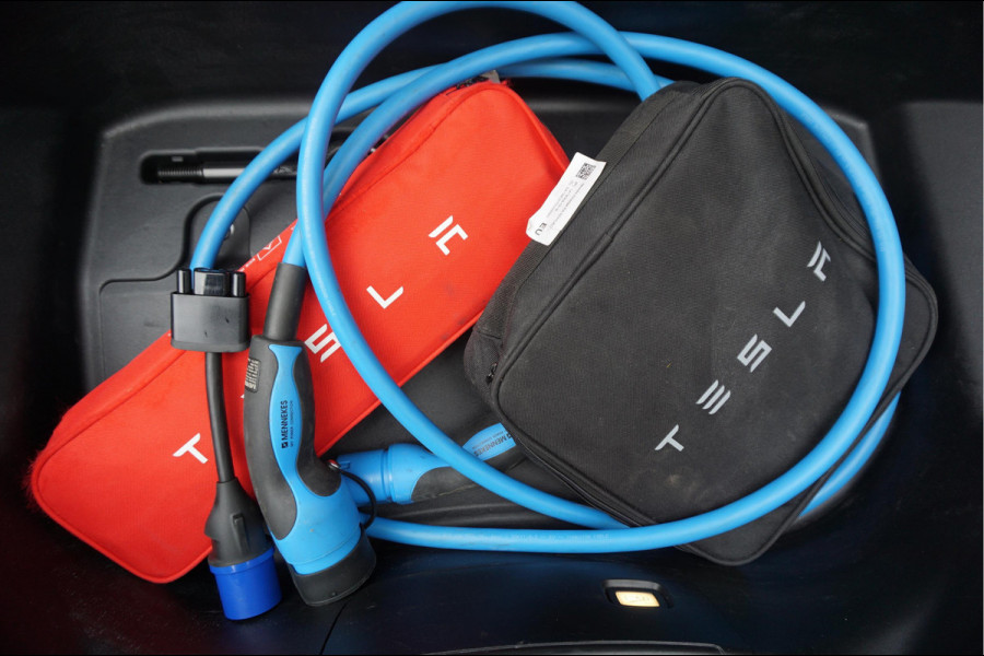 Tesla Model 3 Long Range AWD 75 kWh Dual Motor | Nederlandse BTW auto | 351 pk | Panorama | Auto Pilot | Leer | Electrische stoelen met memory en verwarming | 19inch sportvelgen