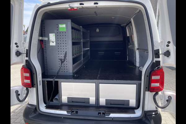Volkswagen Transporter 2.0 TDI 102pk L1H1 Comfortline / vaste prijs rijklaar € 15.950 ex btw / lease vanaf € 269 / airco / cruise / bijrijdersbank / Bott ingerichte laadruimte / imperial / trekhaak !