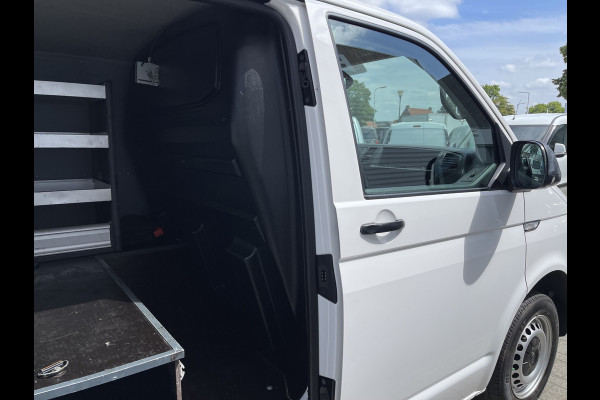 Volkswagen Transporter 2.0 TDI 102pk L1H1 Comfortline / vaste prijs rijklaar € 15.950 ex btw / lease vanaf € 269 / airco / cruise / bijrijdersbank / Bott ingerichte laadruimte / imperial / trekhaak !