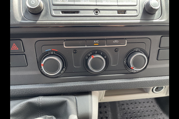 Volkswagen Transporter 2.0 TDI 102pk L1H1 Comfortline / vaste prijs rijklaar € 15.950 ex btw / lease vanaf € 269 / airco / cruise / bijrijdersbank / Bott ingerichte laadruimte / imperial / trekhaak !