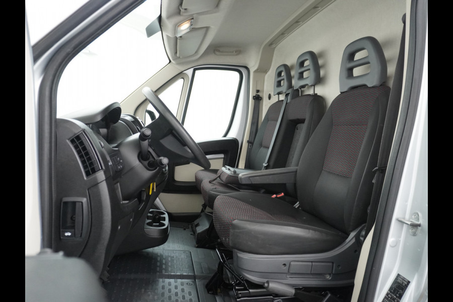 Peugeot Boxer 333 2.0HDI 3-Pers. Camera Airco Trekhaak Cruise-Control Schuifdeur-R. Betonplex Lat-Om-Lat Premium CruiseControl ESP Elektr.Spie Stuurbediening-Audio 2.000kg trekvermogen 300Nm/1750rpm EURO 6 1e Eigenaar