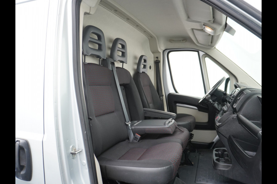 Peugeot Boxer 333 2.0HDI 3-Pers. Camera Airco Trekhaak Cruise-Control Schuifdeur-R. Betonplex Lat-Om-Lat Premium CruiseControl ESP Elektr.Spie Stuurbediening-Audio 2.000kg trekvermogen 300Nm/1750rpm EURO 6 1e Eigenaar