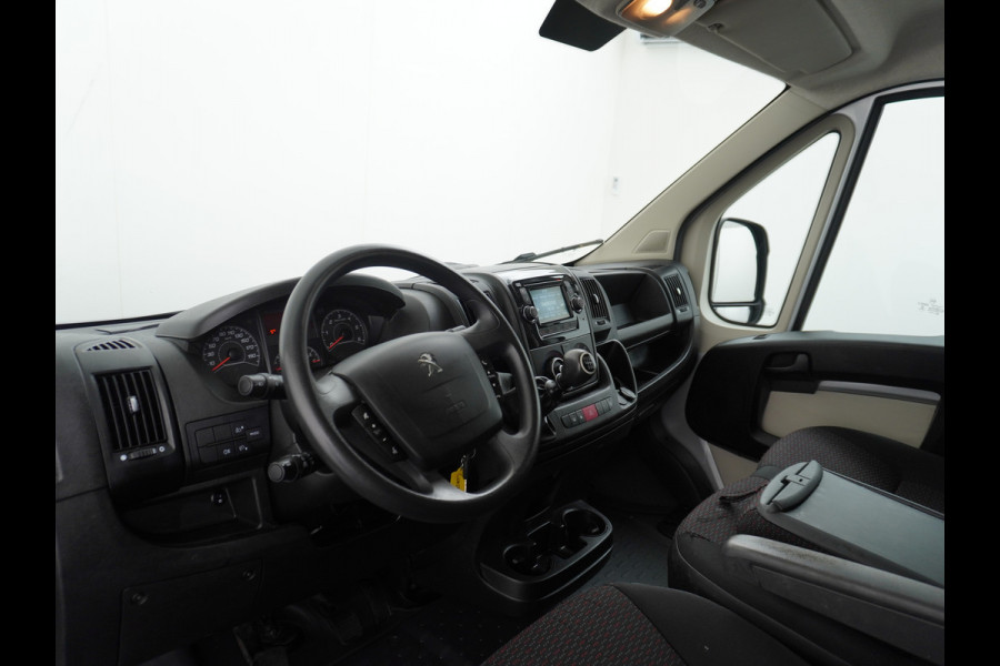 Peugeot Boxer 333 2.0HDI 3-Pers. Camera Airco Trekhaak Cruise-Control Schuifdeur-R. Betonplex Lat-Om-Lat Premium CruiseControl ESP Elektr.Spie Stuurbediening-Audio 2.000kg trekvermogen 300Nm/1750rpm EURO 6 1e Eigenaar
