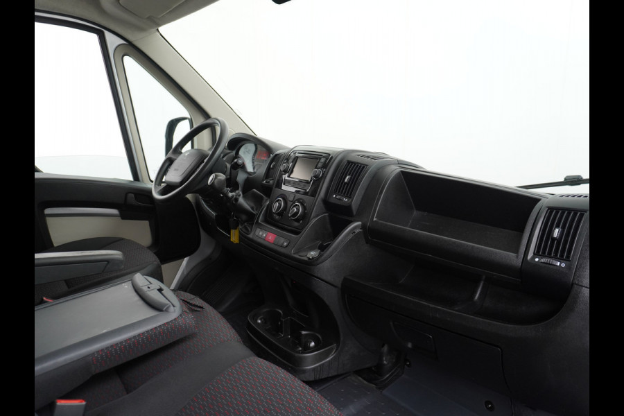 Peugeot Boxer 333 2.0HDI 3-Pers. Camera Airco Trekhaak Cruise-Control Schuifdeur-R. Betonplex Lat-Om-Lat Premium CruiseControl ESP Elektr.Spie Stuurbediening-Audio 2.000kg trekvermogen 300Nm/1750rpm EURO 6 1e Eigenaar
