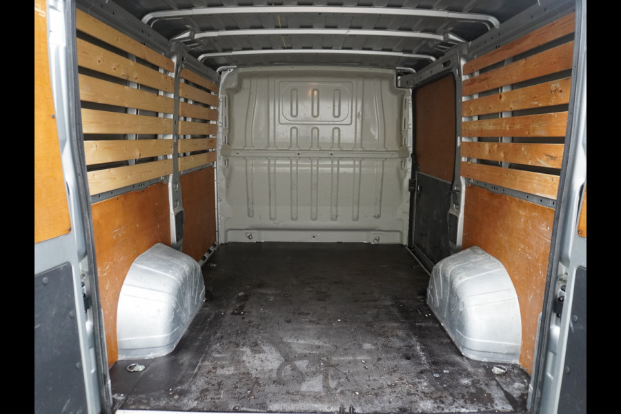 Peugeot Boxer 333 2.0HDI 3-Pers. Camera Airco Trekhaak Cruise-Control Schuifdeur-R. Betonplex Lat-Om-Lat Premium CruiseControl ESP Elektr.Spie Stuurbediening-Audio 2.000kg trekvermogen 300Nm/1750rpm EURO 6 1e Eigenaar