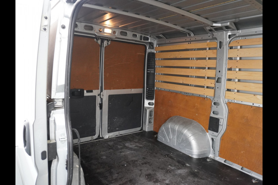 Peugeot Boxer 333 2.0HDI 3-Pers. Camera Airco Trekhaak Cruise-Control Schuifdeur-R. Betonplex Lat-Om-Lat Premium CruiseControl ESP Elektr.Spie Stuurbediening-Audio 2.000kg trekvermogen 300Nm/1750rpm EURO 6 1e Eigenaar