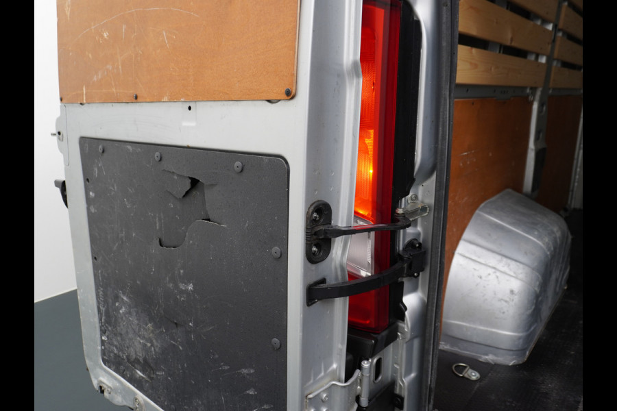 Peugeot Boxer 333 2.0HDI 3-Pers. Camera Airco Trekhaak Cruise-Control Schuifdeur-R. Betonplex Lat-Om-Lat Premium CruiseControl ESP Elektr.Spie Stuurbediening-Audio 2.000kg trekvermogen 300Nm/1750rpm EURO 6 1e Eigenaar