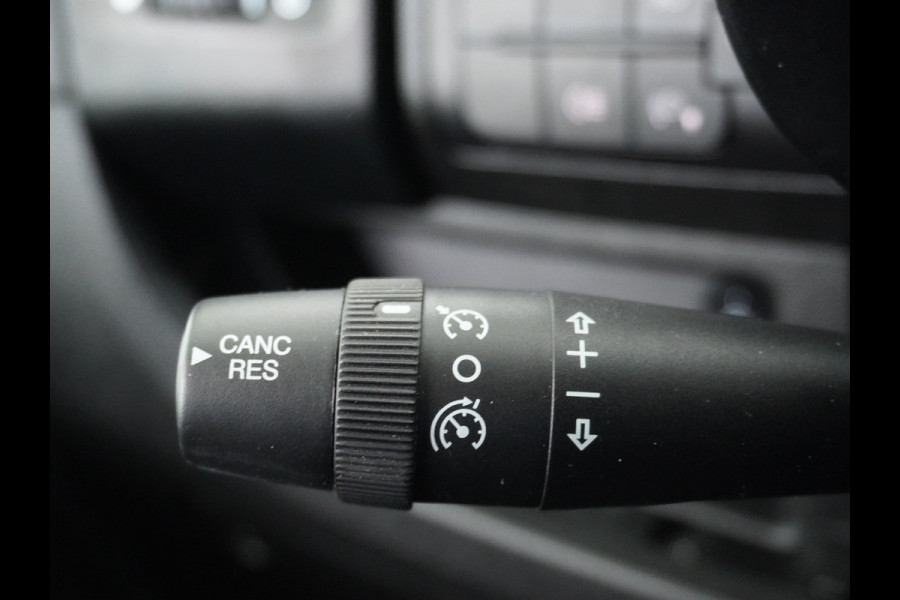 Peugeot Boxer 333 2.0HDI 3-Pers. Camera Airco Trekhaak Cruise-Control Schuifdeur-R. Betonplex Lat-Om-Lat Premium CruiseControl ESP Elektr.Spie Stuurbediening-Audio 2.000kg trekvermogen 300Nm/1750rpm EURO 6 1e Eigenaar