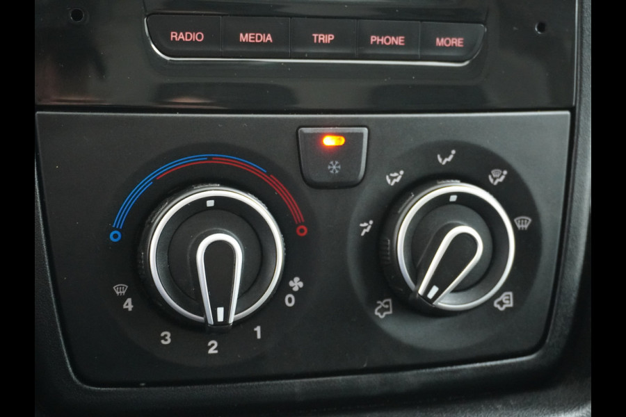 Peugeot Boxer 333 2.0HDI 3-Pers. Camera Airco Trekhaak Cruise-Control Schuifdeur-R. Betonplex Lat-Om-Lat Premium CruiseControl ESP Elektr.Spie Stuurbediening-Audio 2.000kg trekvermogen 300Nm/1750rpm EURO 6 1e Eigenaar