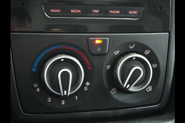 Peugeot Boxer 333 2.0HDI 3-Pers. Camera Airco Trekhaak Cruise-Control Schuifdeur-R. Betonplex Lat-Om-Lat Premium CruiseControl ESP Elektr.Spie Stuurbediening-Audio 2.000kg trekvermogen 300Nm/1750rpm EURO 6 1e Eigenaar