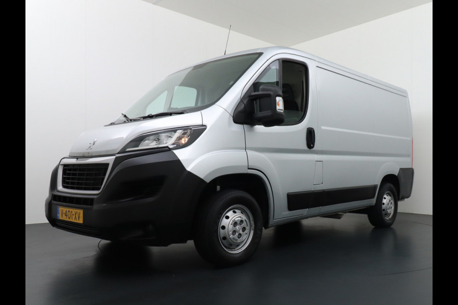 Peugeot Boxer 333 2.0HDI 3-Pers. Camera Airco Trekhaak Cruise-Control Schuifdeur-R. Betonplex Lat-Om-Lat Premium CruiseControl ESP Elektr.Spie Stuurbediening-Audio 2.000kg trekvermogen 300Nm/1750rpm EURO 6 1e Eigenaar