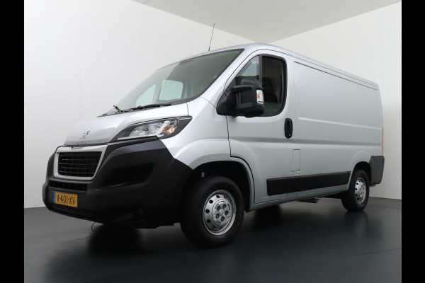 Peugeot Boxer 333 2.0HDI 3-Pers. Camera Airco Trekhaak Cruise-Control Schuifdeur-R. Betonplex Lat-Om-Lat Premium CruiseControl ESP Elektr.Spie Stuurbediening-Audio 2.000kg trekvermogen 300Nm/1750rpm EURO 6 1e Eigenaar