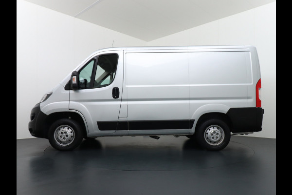 Peugeot Boxer 333 2.0HDI 3-Pers. Camera Airco Trekhaak Cruise-Control Schuifdeur-R. Betonplex Lat-Om-Lat Premium CruiseControl ESP Elektr.Spie Stuurbediening-Audio 2.000kg trekvermogen 300Nm/1750rpm EURO 6 1e Eigenaar