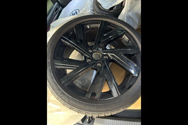 Volkswagen Golf 1.5 eTSI R-Line 130PK DSG (Automaat) | Verlengde garantie | Panorama dak | Harman Kardon | Head Up Display | Matrix koplampen | Standkachel |