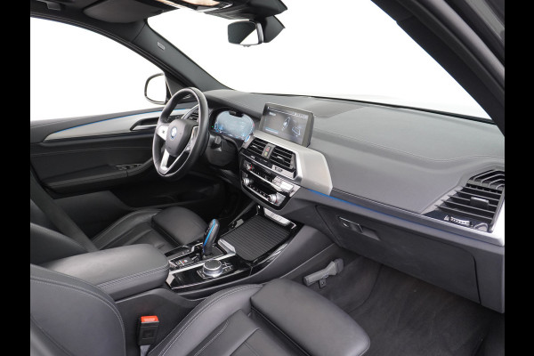 BMW iX3 AUT. 286pk 80kWh Pano/Schuif-Kant-Dak Leder+elektr.SportStoel+Verwarmd M-Sport-St+ M-Aeropack 20"Lmv Apple Android Carplay WiFi  Driving-Assist-Pro Connected-Pack-Pro Digital-Key Elektr.-A-Klep Cockpit-Live-Pro 3-zone Ecc Hemel-Zwart Head-up display Live-Cockpit-Pro Akoustiekglas DAB Driving assistant Uitwijk-Aassistent Verkeersbord detectie Exterior-Line Snelladen tot 150kWh/11kwh 3-fase (thuis)  €72500 nieuwprijs Orig.NLse auto