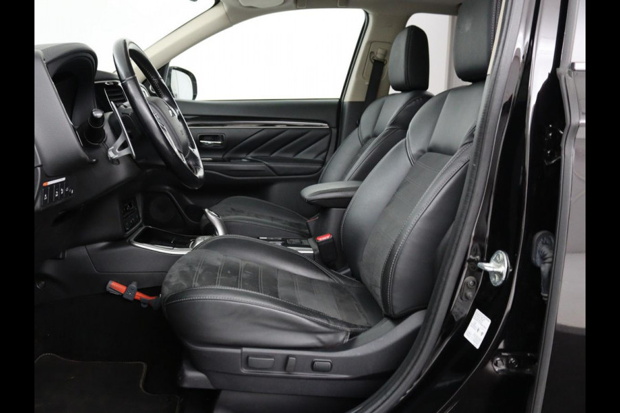 Mitsubishi Outlander 2.4 PHEV Intense+ | Schuifdak | Stoel & stuurverwarming | 360 camera | Trekhaak | Half leder | Carplay | Navigatie | Climate control