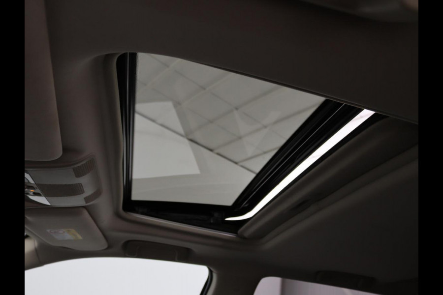 Mitsubishi Outlander 2.4 PHEV Intense+ | Schuifdak | Stoel & stuurverwarming | 360 camera | Trekhaak | Half leder | Carplay | Navigatie | Climate control