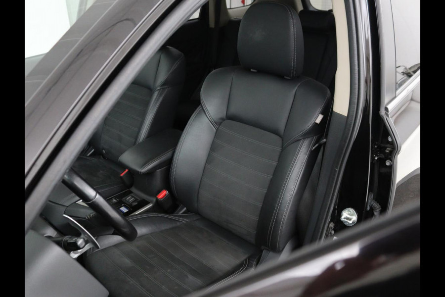 Mitsubishi Outlander 2.4 PHEV Intense+ | Schuifdak | Stoel & stuurverwarming | 360 camera | Trekhaak | Half leder | Carplay | Navigatie | Climate control