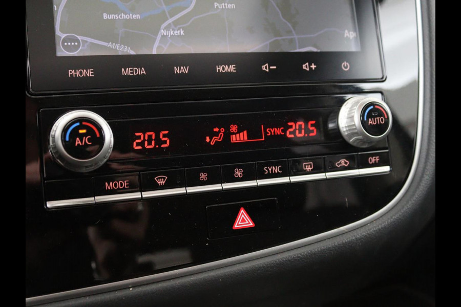 Mitsubishi Outlander 2.4 PHEV Intense+ | Schuifdak | Stoel & stuurverwarming | 360 camera | Trekhaak | Half leder | Carplay | Navigatie | Climate control