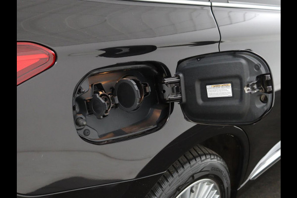 Mitsubishi Outlander 2.4 PHEV Intense+ | Schuifdak | Stoel & stuurverwarming | 360 camera | Trekhaak | Half leder | Carplay | Navigatie | Climate control
