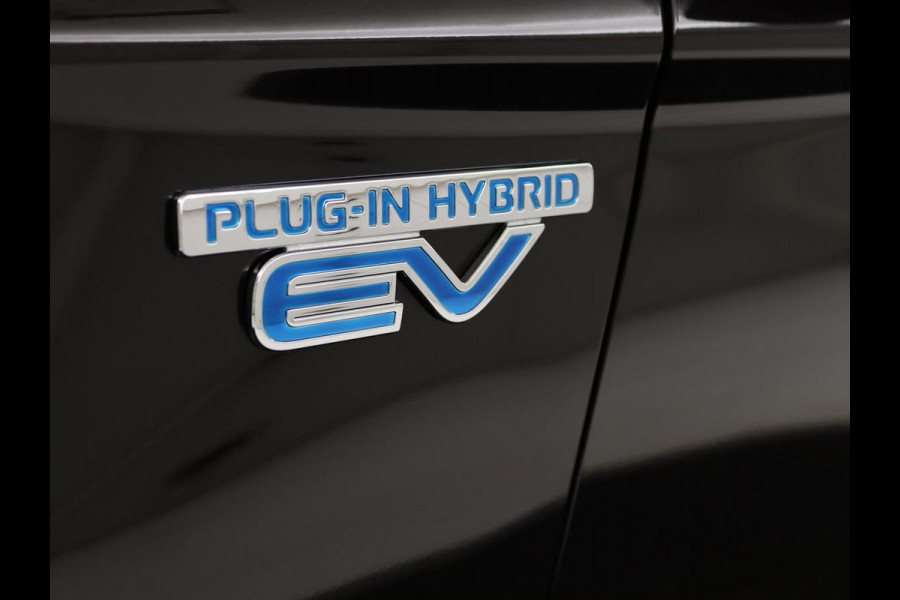 Mitsubishi Outlander 2.4 PHEV Intense+ | Schuifdak | Stoel & stuurverwarming | 360 camera | Trekhaak | Half leder | Carplay | Navigatie | Climate control