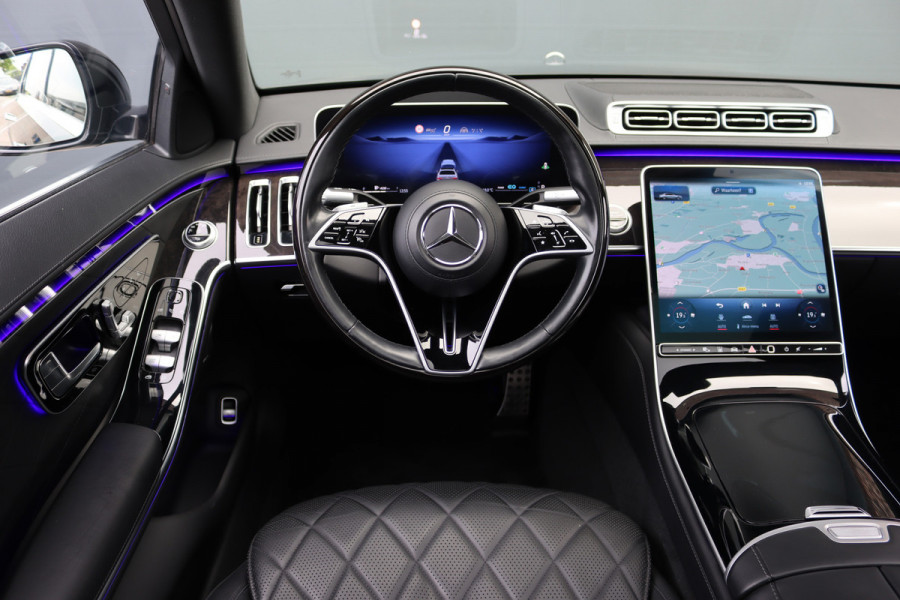 Mercedes-Benz S-Klasse 500 4MATIC Lang AMG Line Aut9 | Achterasbesturing | Luchtvering | Chauffeurspakket | Zonweringspakket | Distronic+ | Entertainment Achter | Massage | Stoelventilatie | Digital Light | HUD | Verwarmd Stuurwiel |