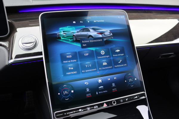 Mercedes-Benz S-Klasse 500 4MATIC Lang AMG Line Aut9 | Achterasbesturing | Luchtvering | Chauffeurspakket | Zonweringspakket | Distronic+ | Entertainment Achter | Massage | Stoelventilatie | Digital Light | HUD | Verwarmd Stuurwiel |