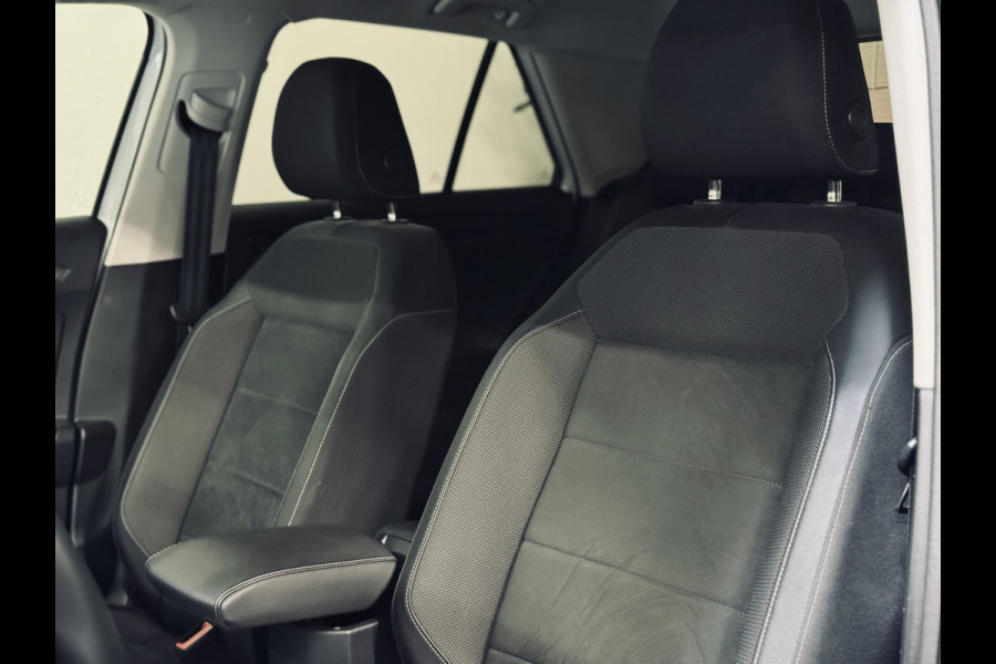 Volkswagen T-Roc 1.5 TSI DSG Style | Massage | IQ | Beats | Trekhaak