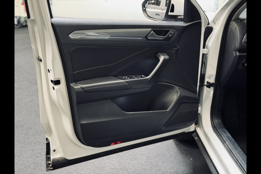 Volkswagen T-Roc 1.5 TSI DSG Style | Massage | IQ | Beats | Trekhaak
