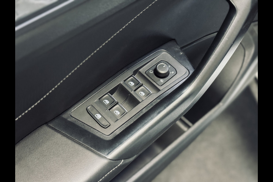 Volkswagen T-Roc 1.5 TSI DSG Style | Massage | IQ | Beats | Trekhaak