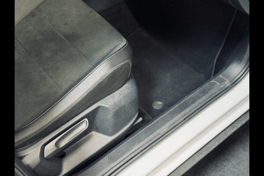 Volkswagen T-Roc 1.5 TSI DSG Style | Massage | IQ | Beats | Trekhaak