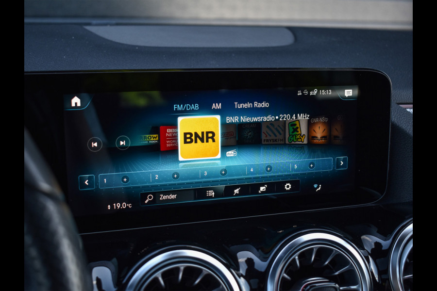 Mercedes-Benz GLA 200 AMG LINE EDITION ONE | PANORAMADAK | CAMERA | FULL-LED | STOELVERWARMING | SPORTSTOEL | CARBON INLEG | AMBIANCE INTERIEUR |