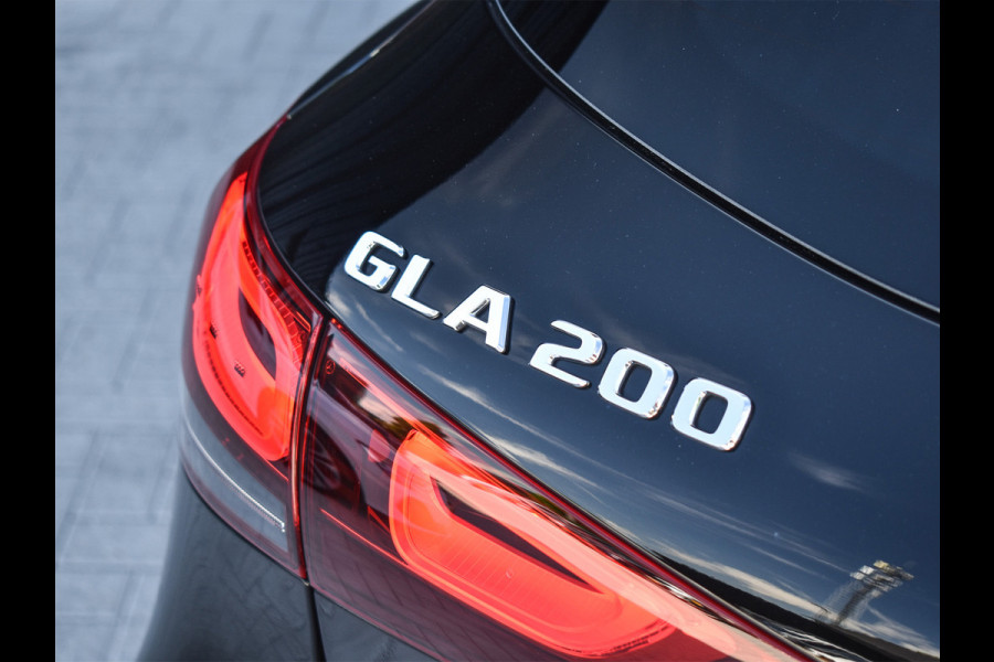 Mercedes-Benz GLA 200 AMG LINE EDITION ONE | PANORAMADAK | CAMERA | FULL-LED | STOELVERWARMING | SPORTSTOEL | CARBON INLEG | AMBIANCE INTERIEUR |
