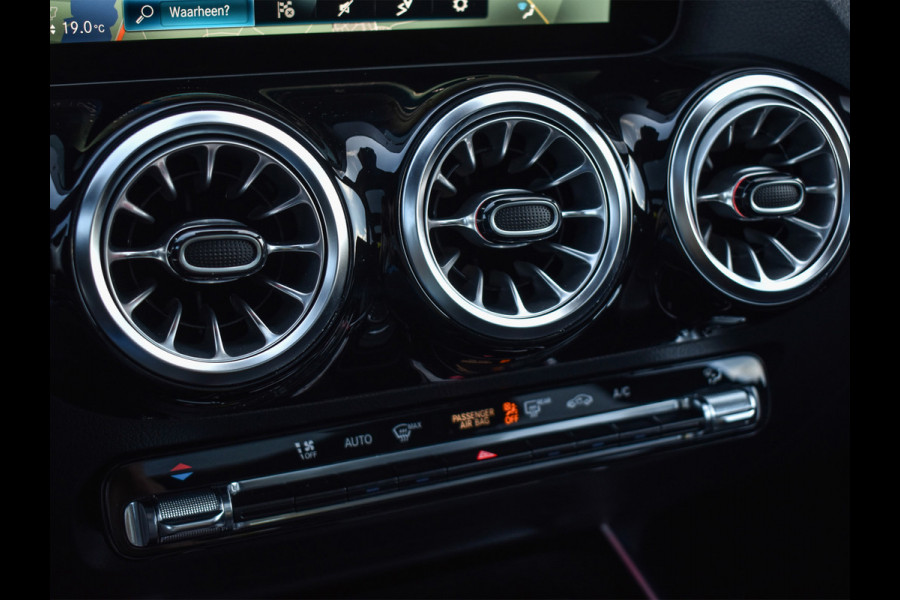 Mercedes-Benz GLA 200 AMG LINE EDITION ONE | PANORAMADAK | CAMERA | FULL-LED | STOELVERWARMING | SPORTSTOEL | CARBON INLEG | AMBIANCE INTERIEUR |