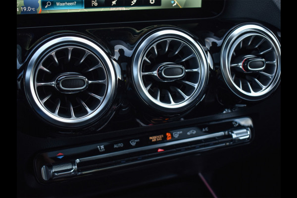 Mercedes-Benz GLA 200 AMG LINE EDITION ONE | PANORAMADAK | CAMERA | FULL-LED | STOELVERWARMING | SPORTSTOEL | CARBON INLEG | AMBIANCE INTERIEUR |