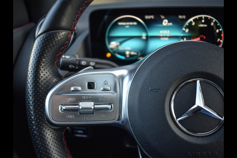 Mercedes-Benz GLA 200 AMG LINE EDITION ONE | PANORAMADAK | CAMERA | FULL-LED | STOELVERWARMING | SPORTSTOEL | CARBON INLEG | AMBIANCE INTERIEUR |