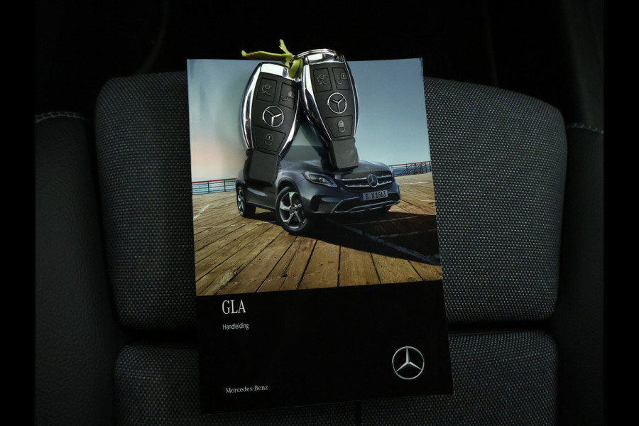Mercedes-Benz GLA 180 Business Solution Limited | Dual Climate Control | Camera | Parkeersensoren | Navigatie | Stoelverwarming | Inclusief 24 maanden MB Certified garantie voor Europa.