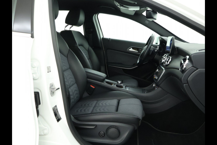 Mercedes-Benz GLA 180 Business Solution Limited | Dual Climate Control | Camera | Parkeersensoren | Navigatie | Stoelverwarming | Inclusief 24 maanden MB Certified garantie voor Europa.