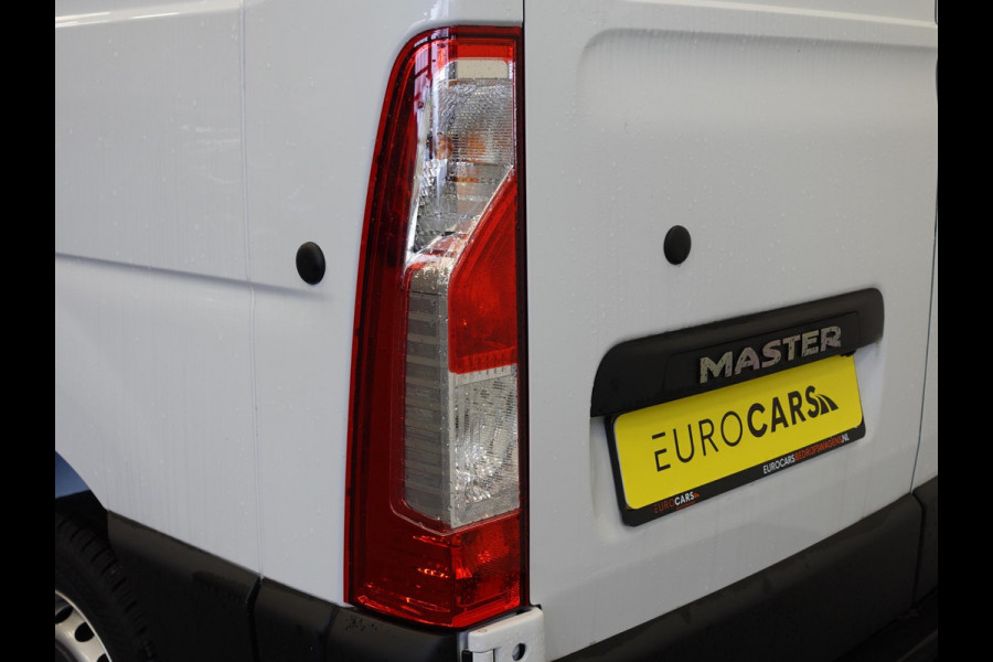 Renault Master T33 2.3 dCi 135 L2H2 BPM VRIJ ! Airco Cruise control Parkeersensoren Navigatie Trekhaak