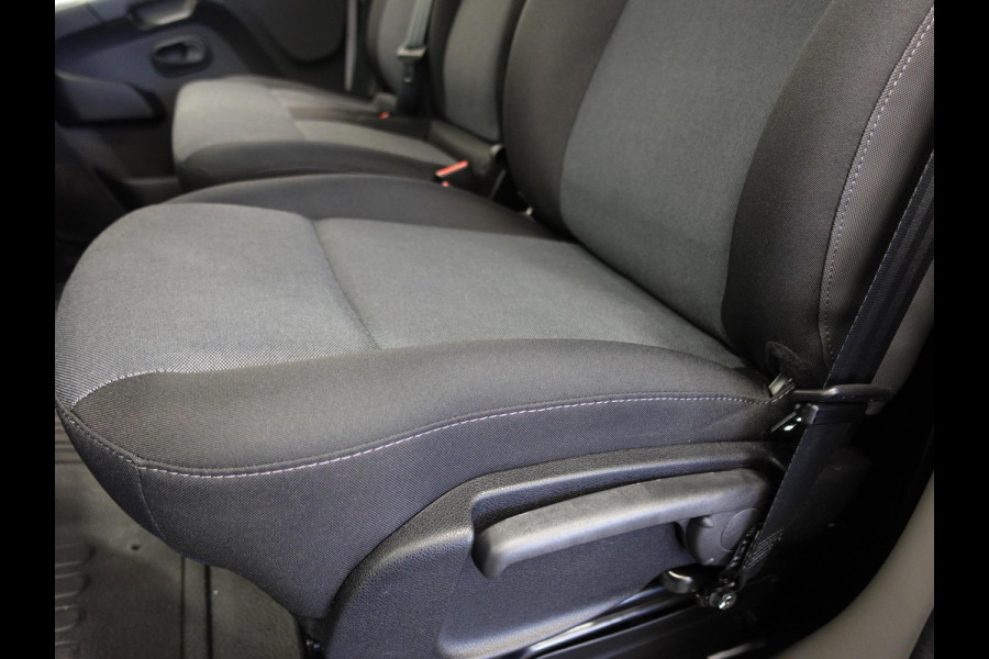 Renault Master T33 2.3 dCi 135 L2H2 BPM VRIJ ! Airco Cruise control Parkeersensoren Navigatie Trekhaak