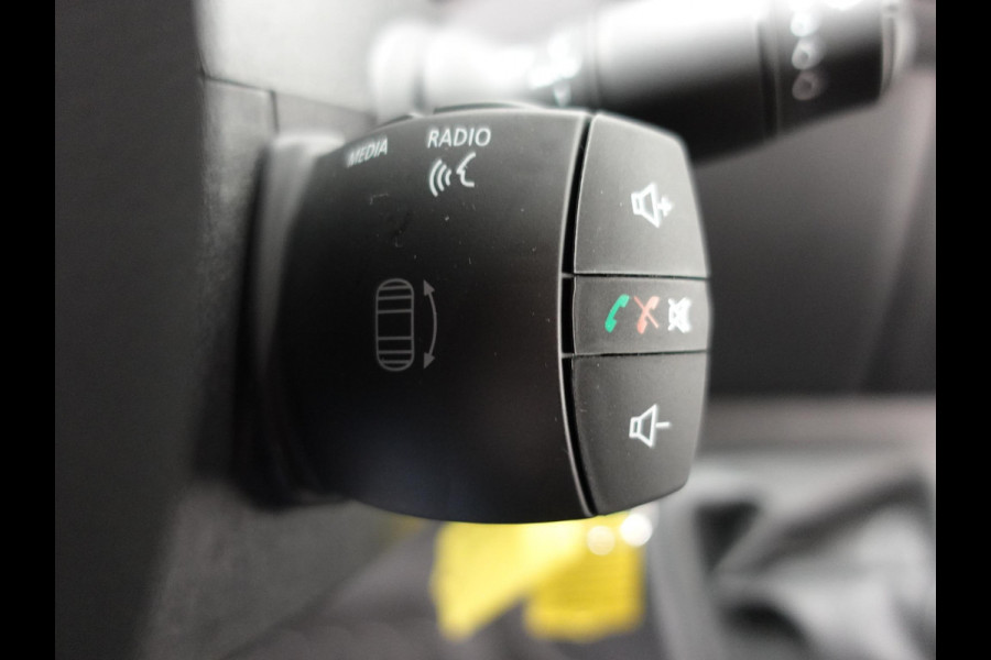 Renault Master T33 2.3 dCi 135 L2H2 BPM VRIJ ! Airco Cruise control Parkeersensoren Navigatie Trekhaak