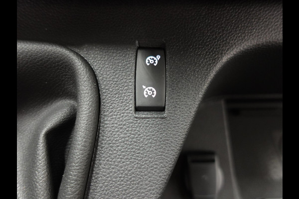 Renault Master T33 2.3 dCi 135 L2H2 BPM VRIJ ! Airco Cruise control Parkeersensoren Navigatie Trekhaak