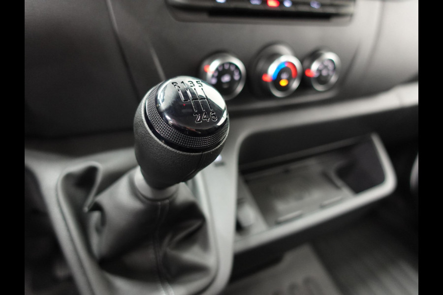 Renault Master T33 2.3 dCi 135 L2H2 BPM VRIJ ! Airco Cruise control Parkeersensoren Navigatie Trekhaak