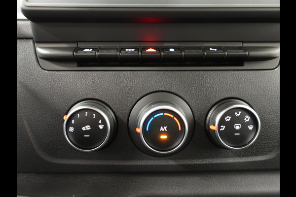 Renault Master T33 2.3 dCi 135 L2H2 BPM VRIJ ! Airco Cruise control Parkeersensoren Navigatie Trekhaak