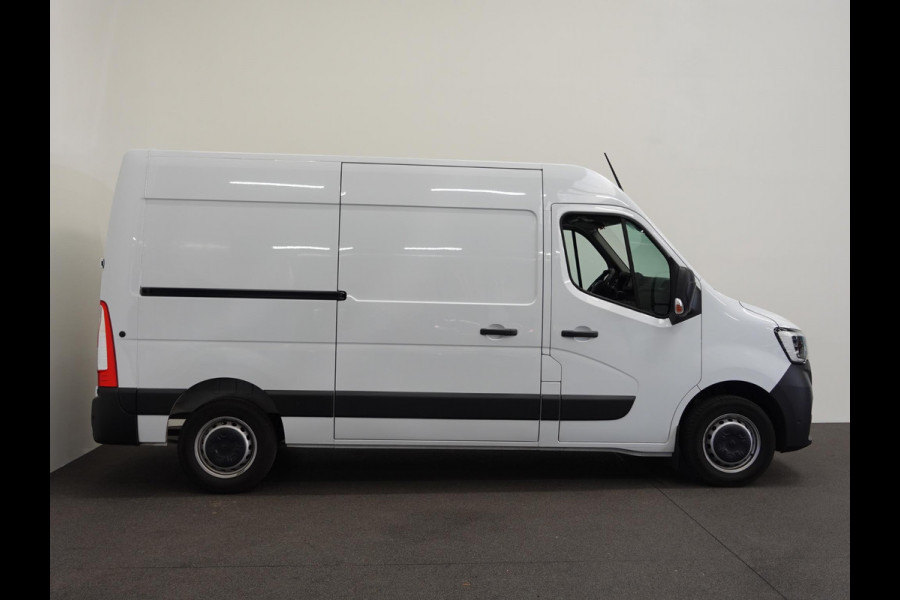 Renault Master T33 2.3 dCi 135 L2H2 BPM VRIJ ! Airco Cruise control Parkeersensoren Navigatie Trekhaak
