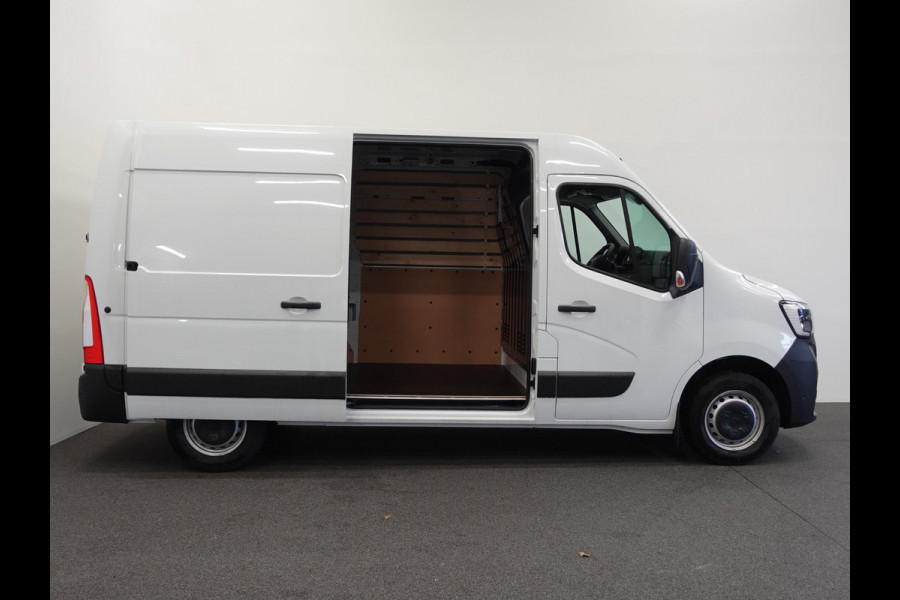 Renault Master T33 2.3 dCi 135 L2H2 BPM VRIJ ! Airco Cruise control Parkeersensoren Navigatie Trekhaak