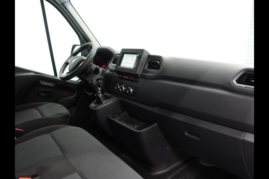 Renault Master T33 2.3 dCi 135 L2H2 BPM VRIJ ! Airco Cruise control Parkeersensoren Navigatie Trekhaak