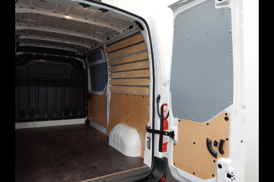 Renault Master T33 2.3 dCi 135 L2H2 BPM VRIJ ! Airco Cruise control Parkeersensoren Navigatie Trekhaak
